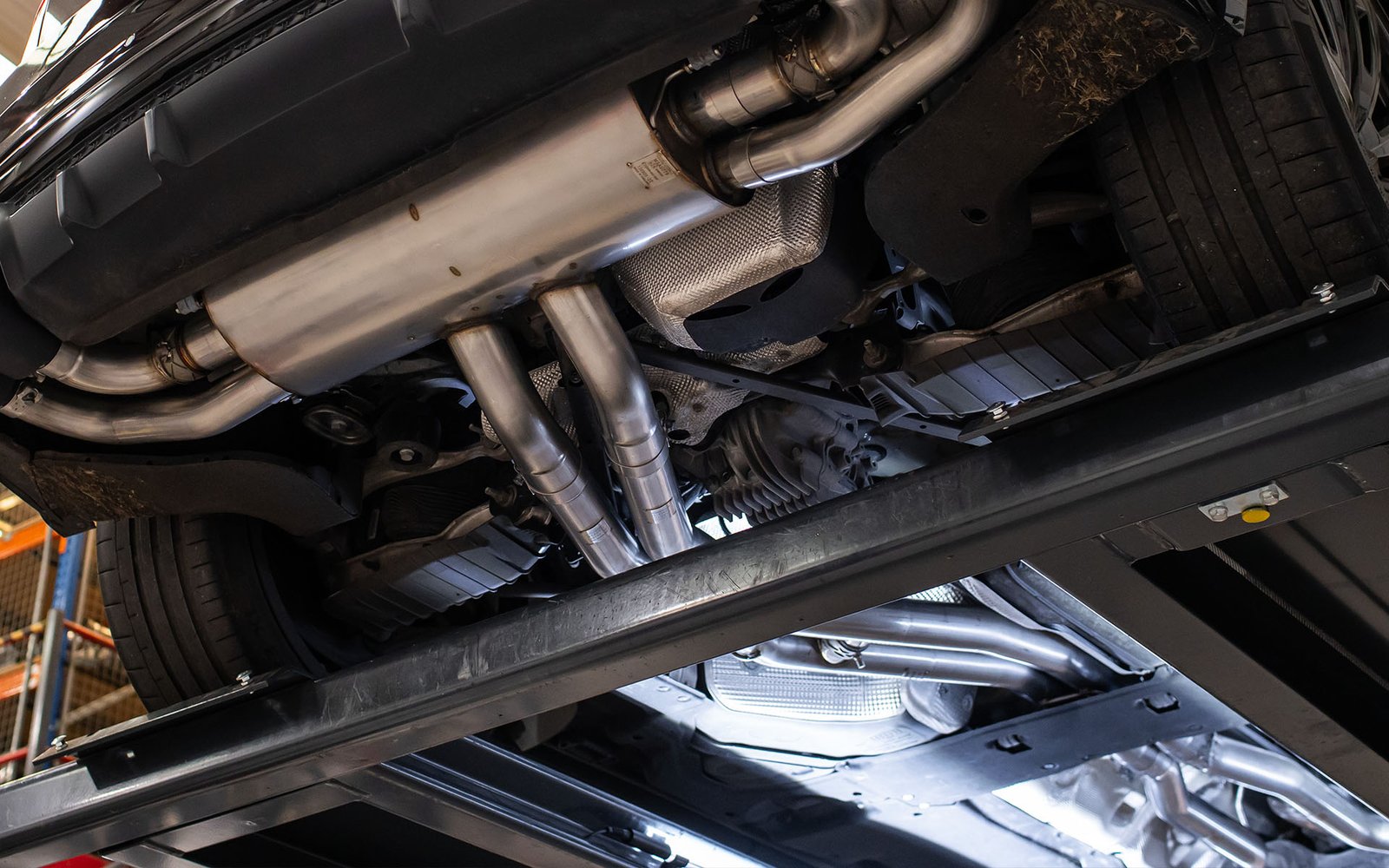 Audi SQ8 4.0 V8 Bi-Turbo (restyling) – escape desde el tubo delantero con salidas de titanio cepillado