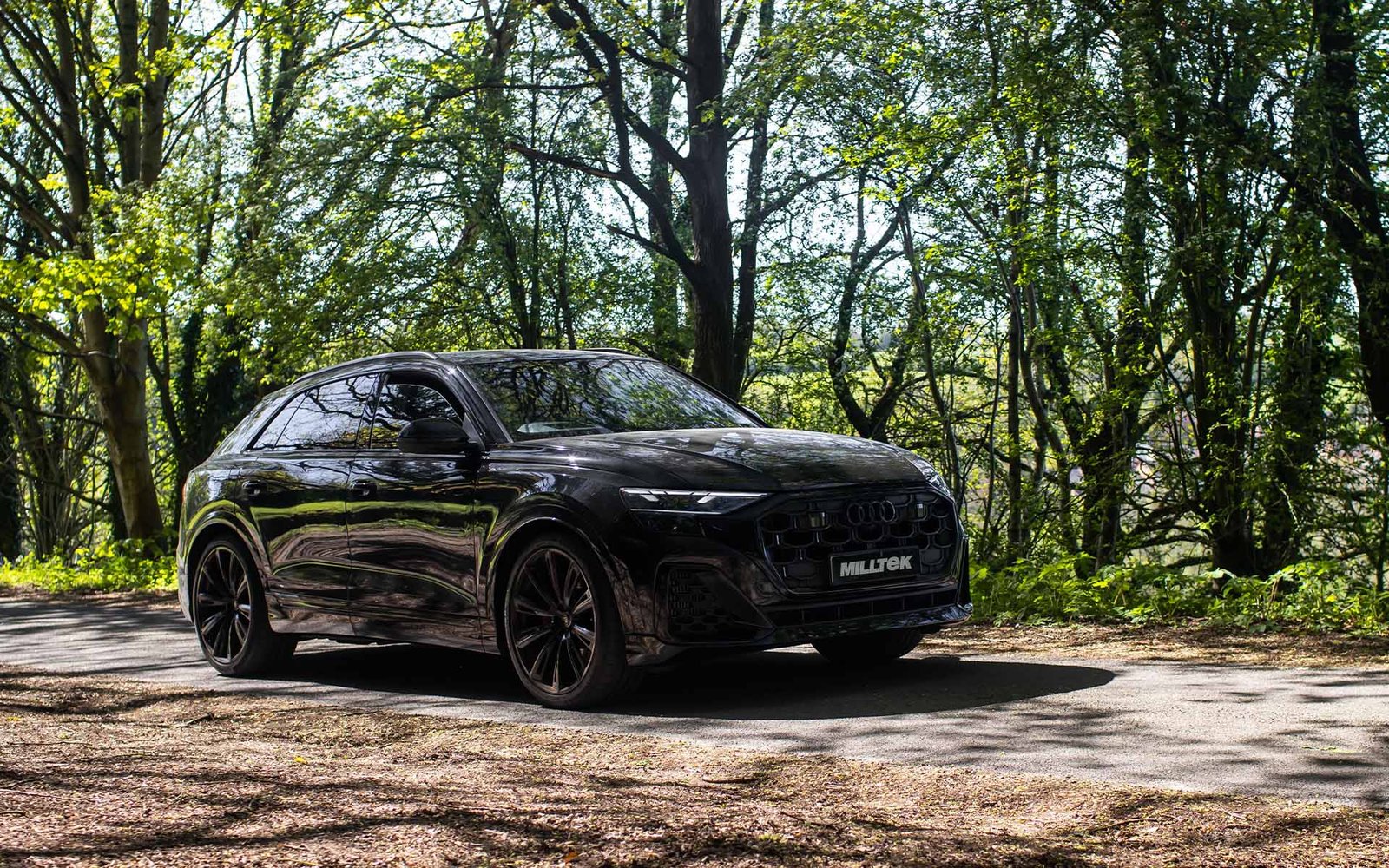 Audi SQ8 4.0 V8 Bi-Turbo (restyling) – escape desde el tubo delantero con salidas negras Cerakote