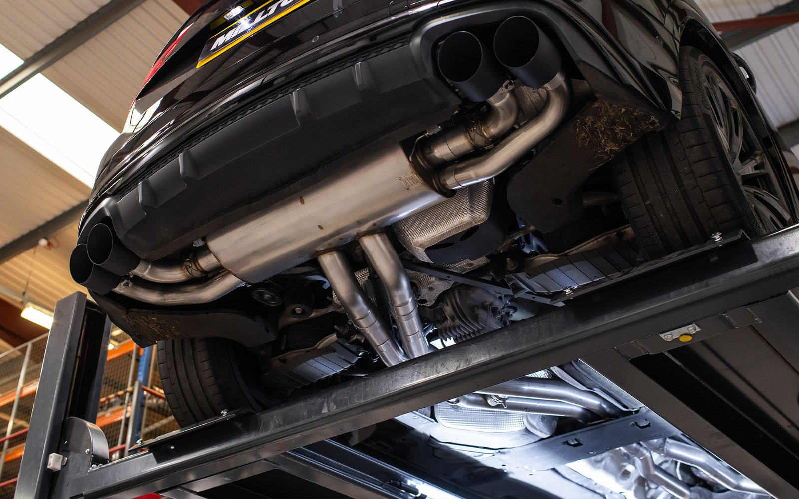 Audi SQ8 4.0 V8 Bi-Turbo (restyling) – escape desde el tubo delantero con salidas negras Cerakote
