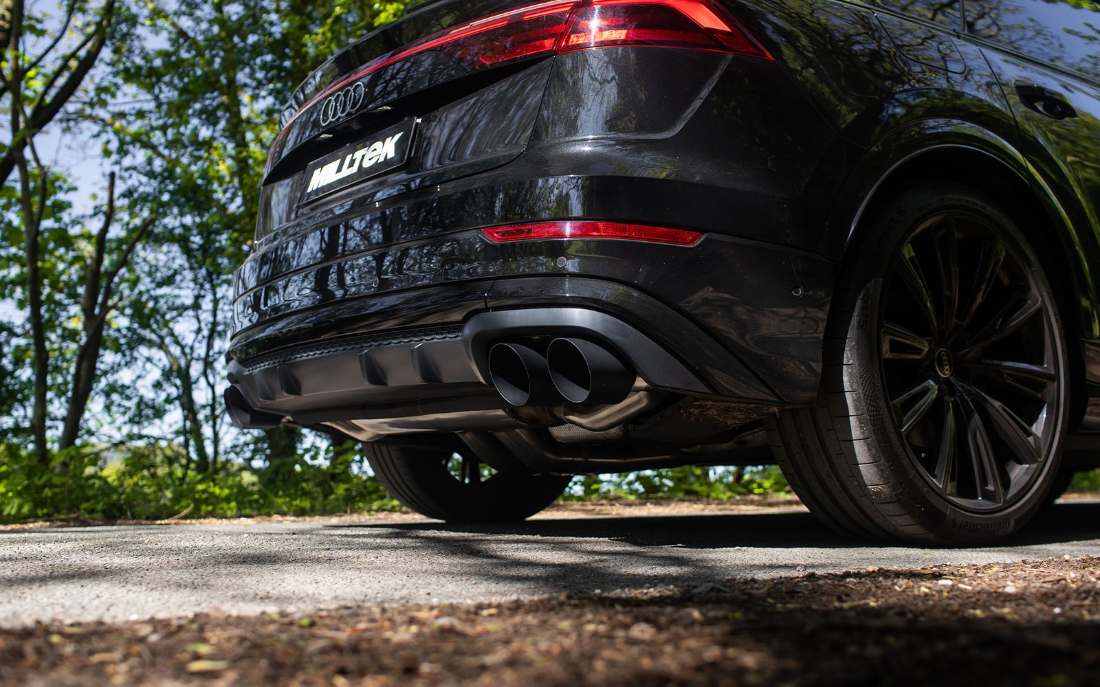 Audi SQ8 4.0 V8 Bi-Turbo (restyling) – escape desde el tubo delantero con salidas negras Cerakote