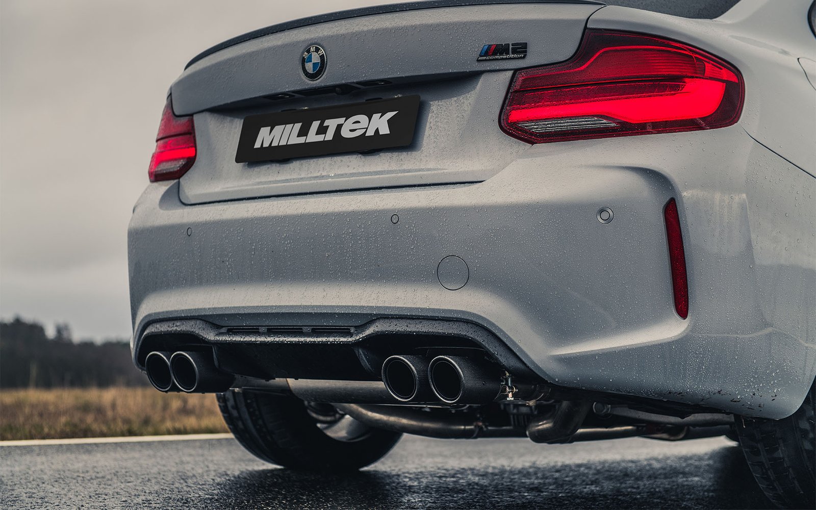 BMW F87 M2 Comp – escape desde OPF/GPF de competición (sonido más intenso) con salidas cuádruples Jet-90 de fibra de carbono