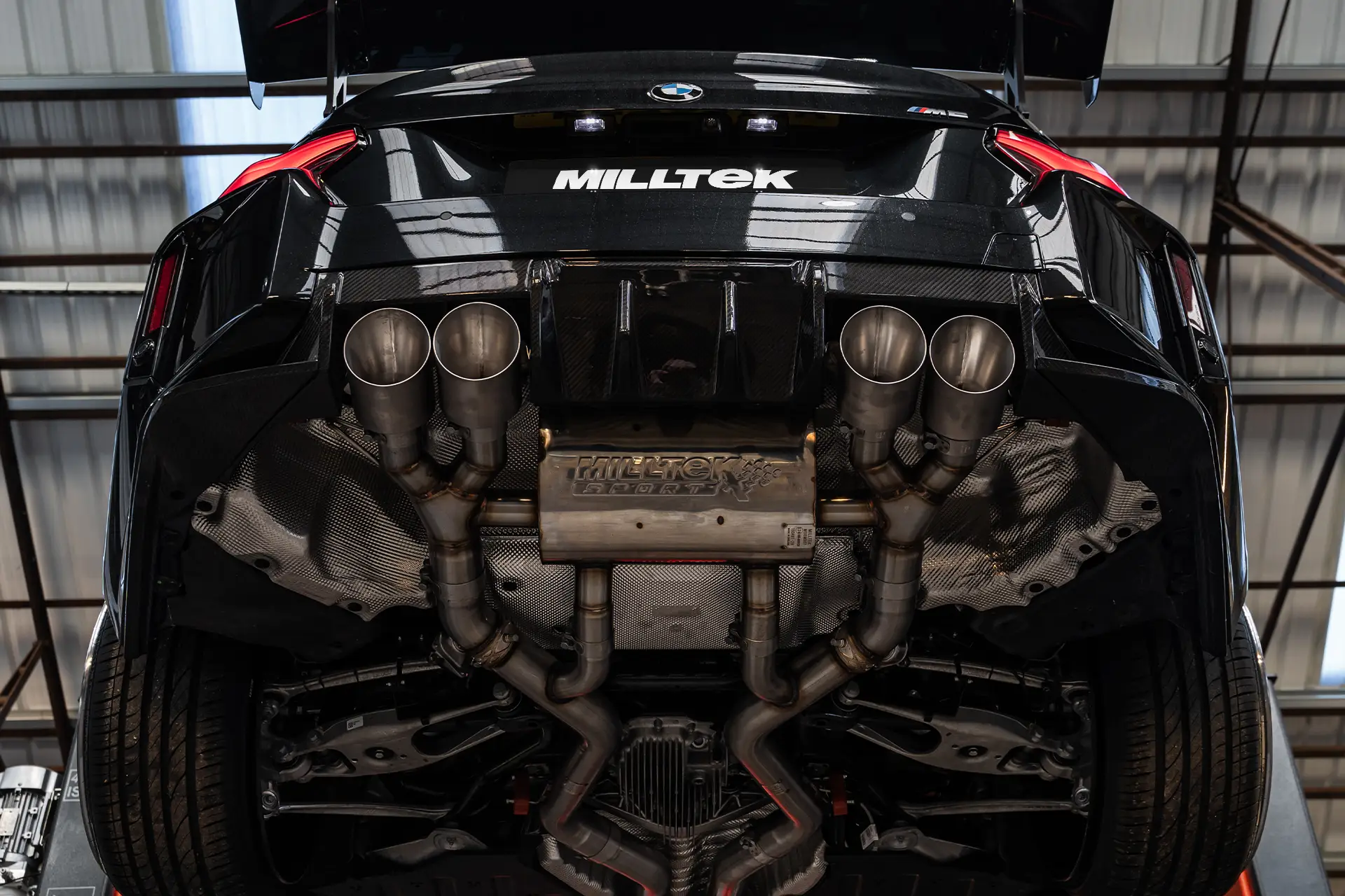 BMW G87 M2 – escape desde el catalizador secundario no resonado con salidas GT-115 de titanio cepillado