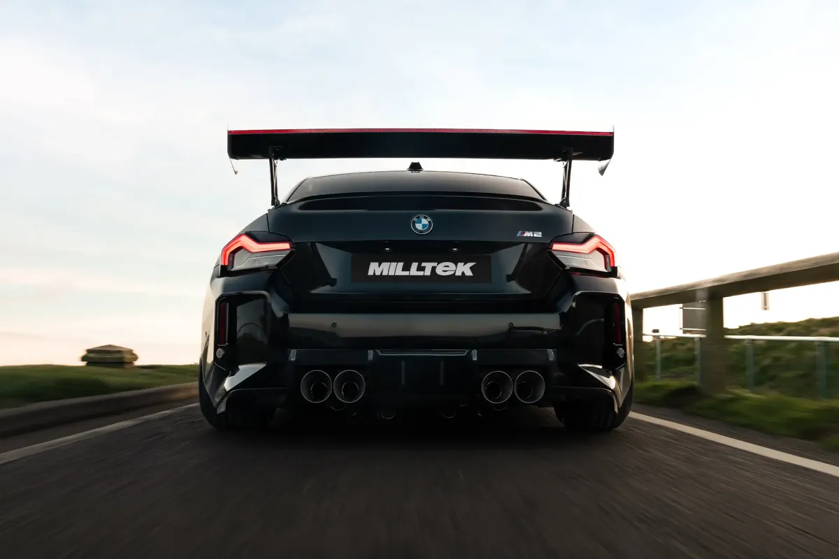 BMW G87 M2 – escape desde el catalizador secundario no resonado con salidas GT-115 de titanio cepillado