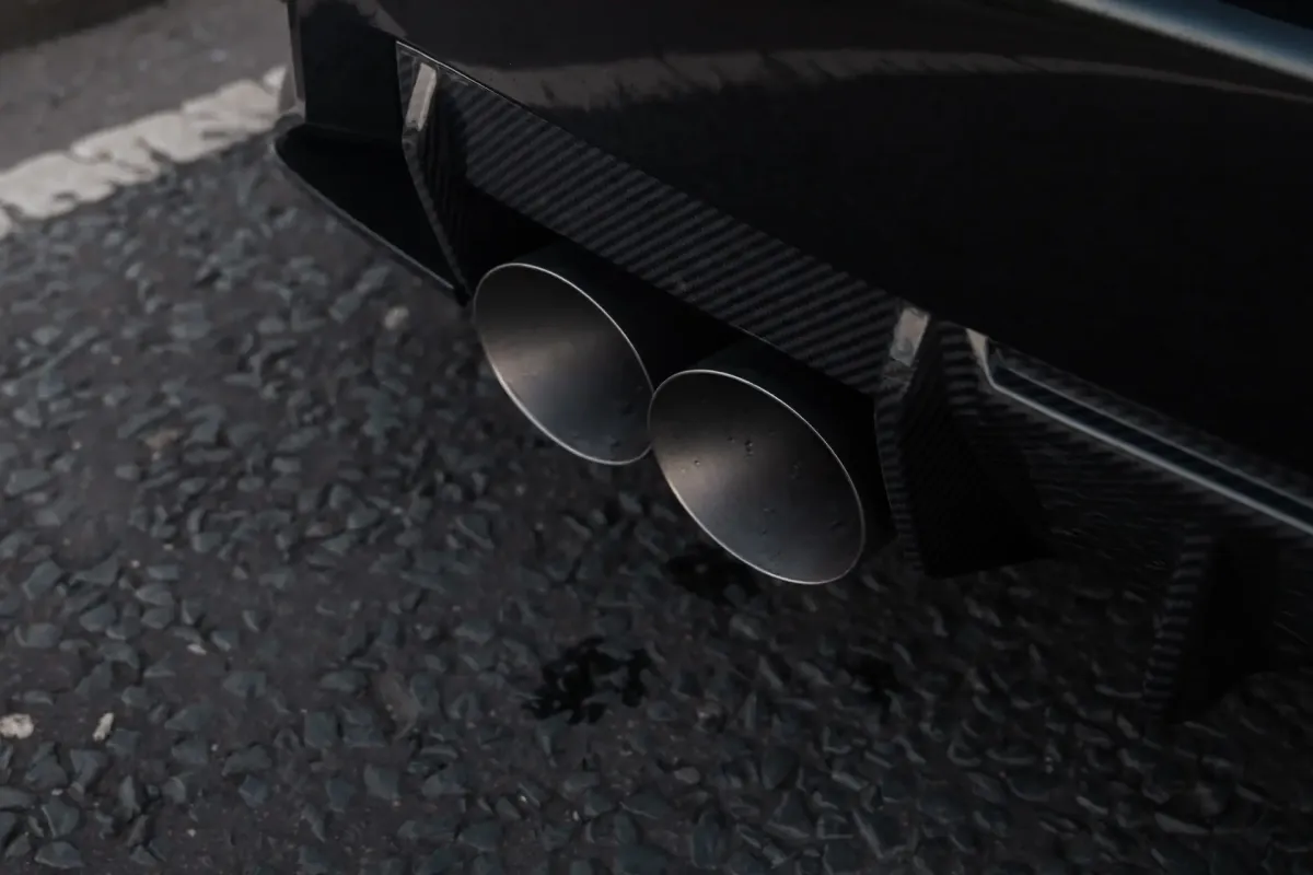 BMW G87 M2 – escape desde el catalizador secundario no resonado con salidas GT-115 de titanio cepillado