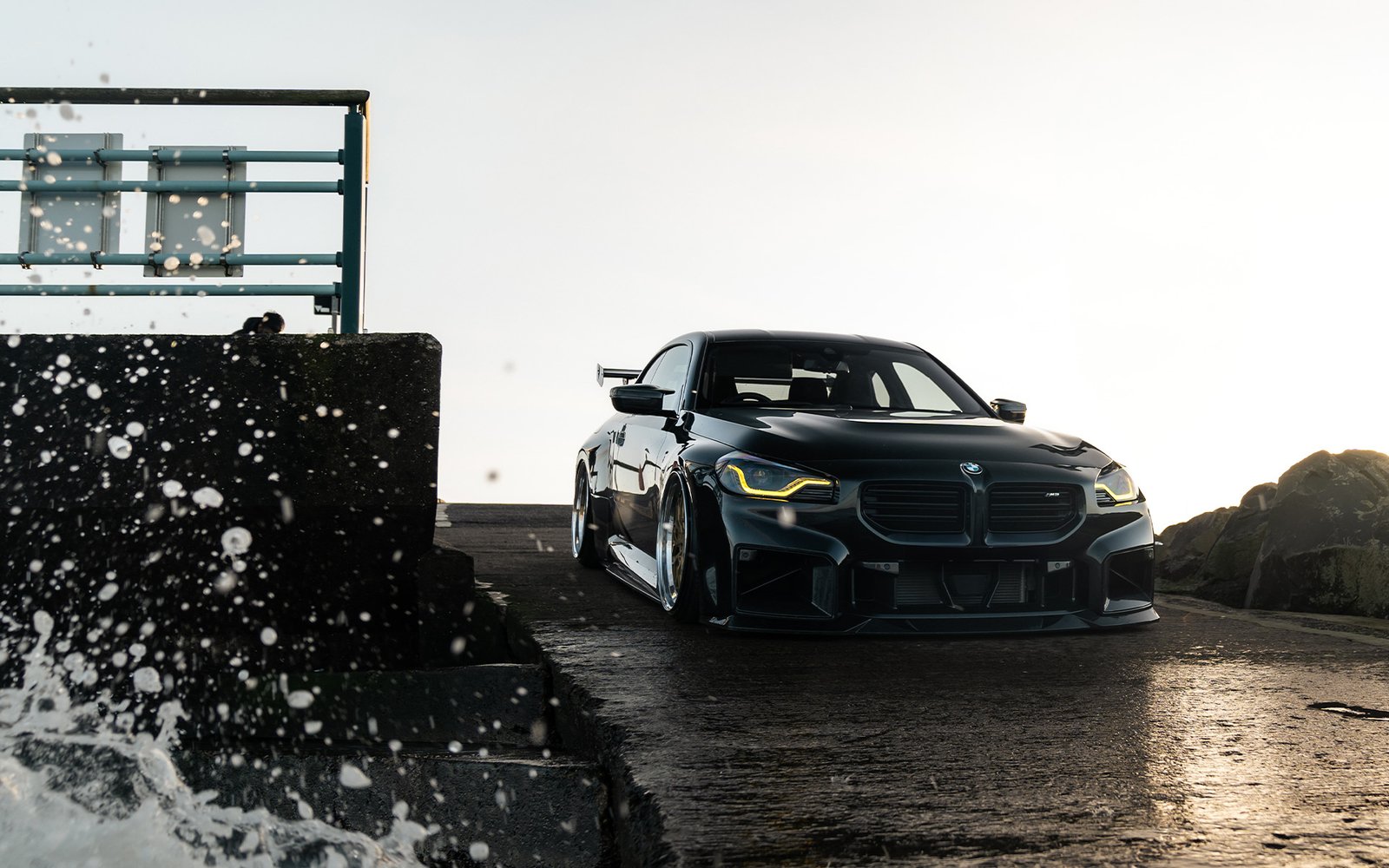 BMW G87 M2 – escape desde el catalizador secundario no resonado con salidas GT-115 negras Cerakote