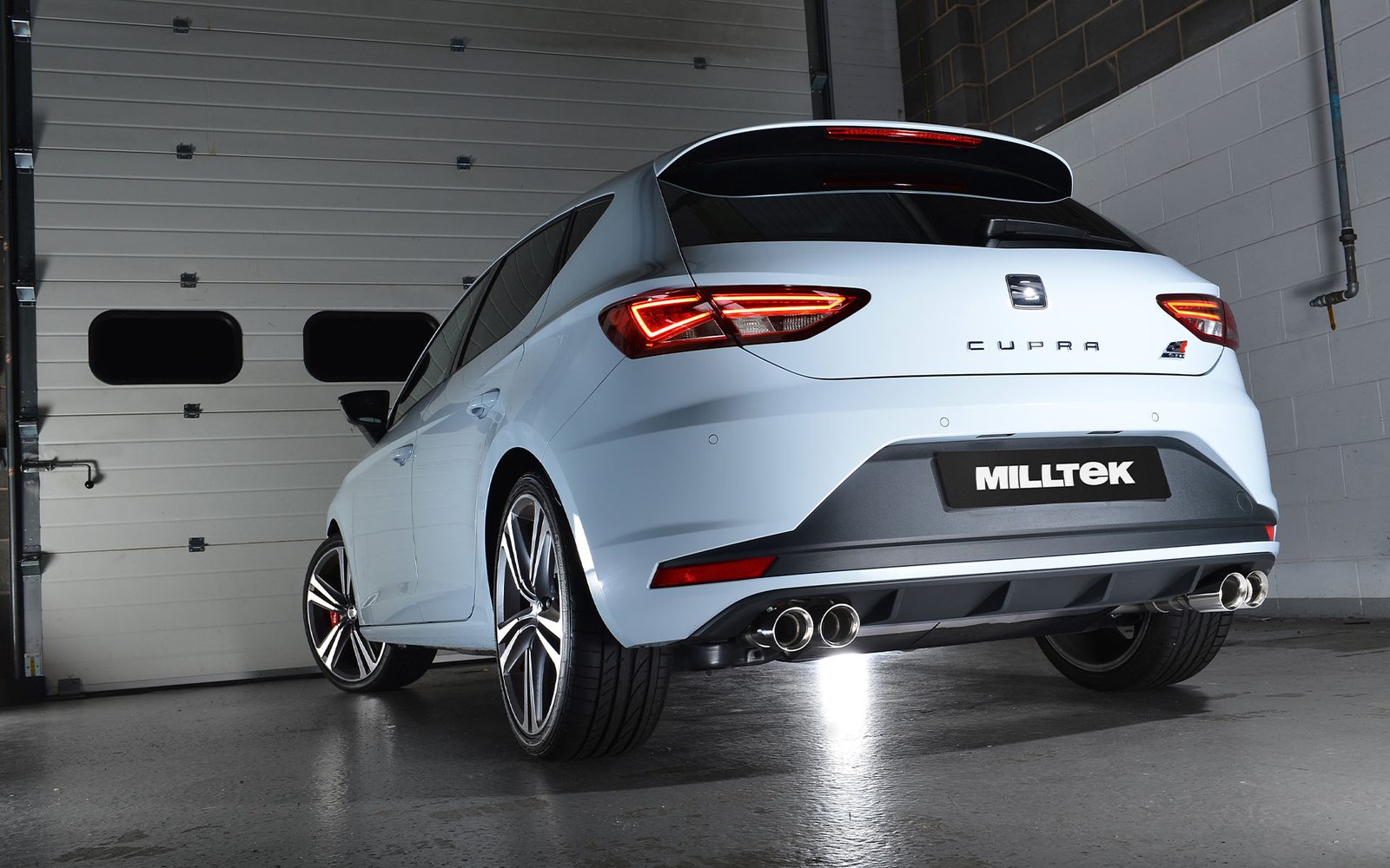 Seat Leon Cupra 280/290 (modelos sin GPF) – escape cat-back (sonido más intenso) con salidas cuádruples pulidas redondas