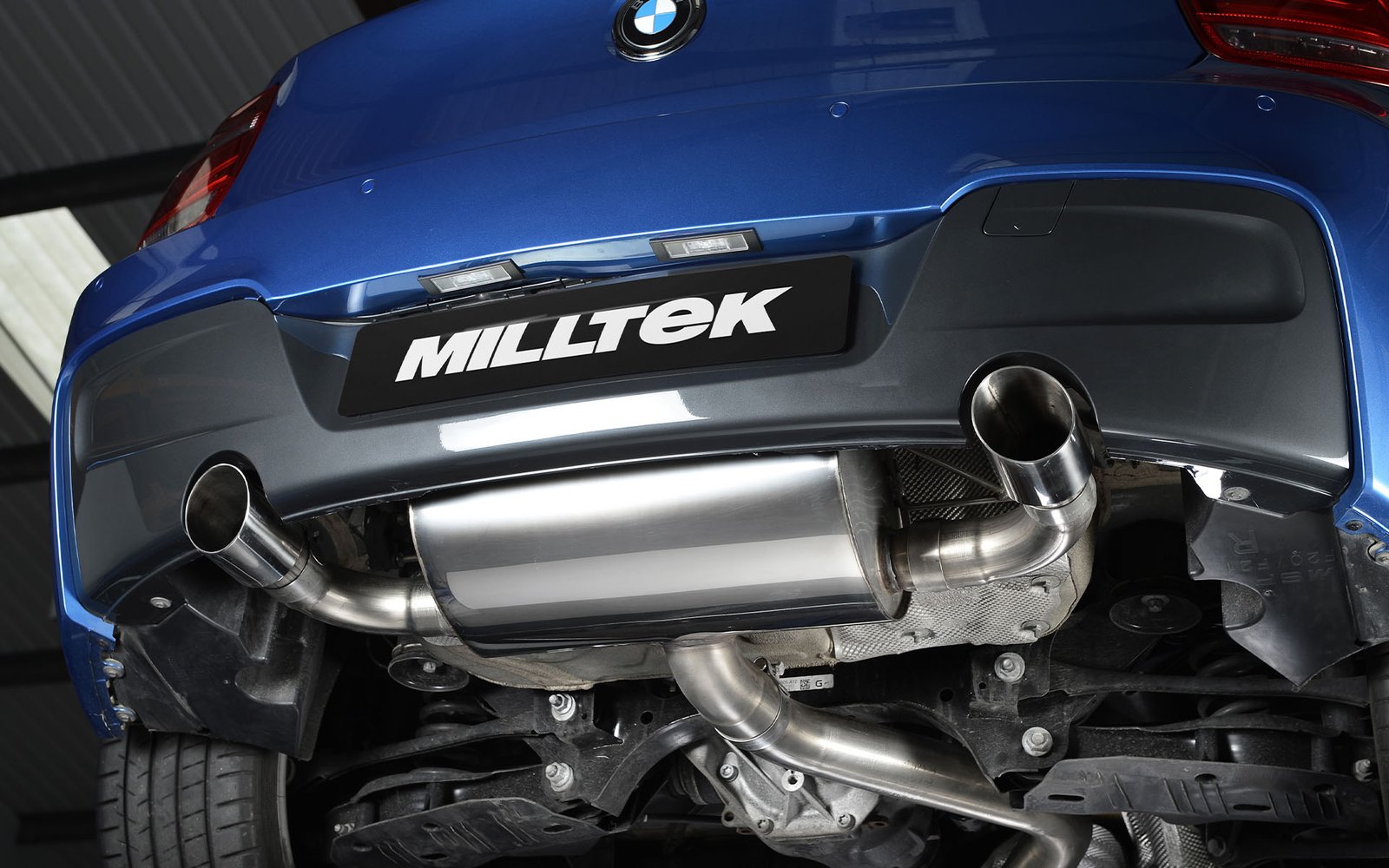 BMW F20/F21 M135i (sin xDrive) – escape cat-back con competición silencioso trasero y salidas pulidas