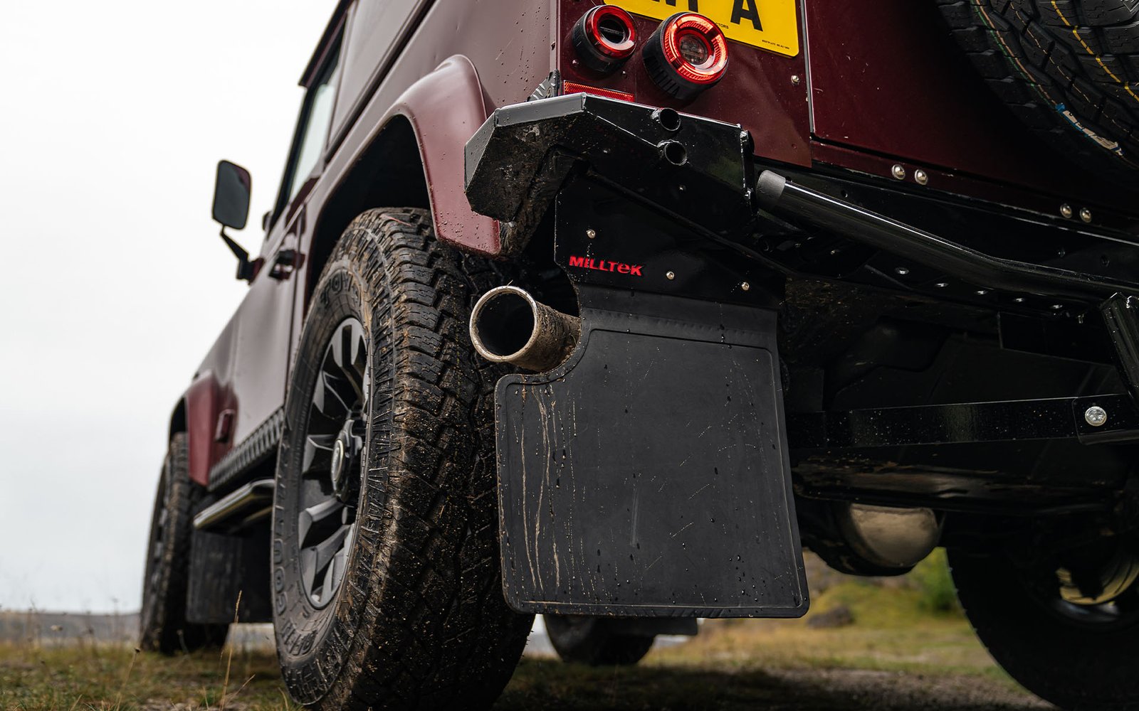 Land Rover Defender 90 L316 (1986–2016) – Faldillas traseras con soportes