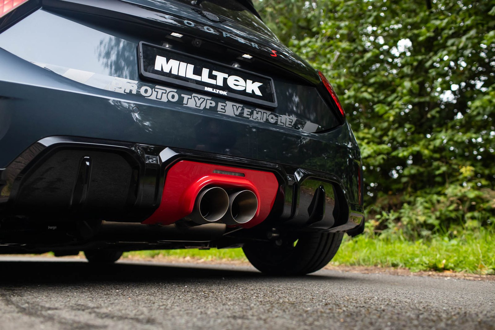 F66 Mini Cooper S escape desde OPF/GPF no resonado (sonido más intenso) incluye cubierta de difusor deportivo Milltek Design – con salidas de titanio cepillado