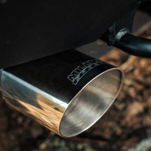 Ineos Grenadier (gasolina) – parcialmente sistema resonado con salidas pulidas