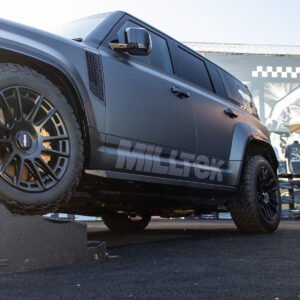 Land Rover Defender L663 (2020+) – Estribos laterales con protección de bajos