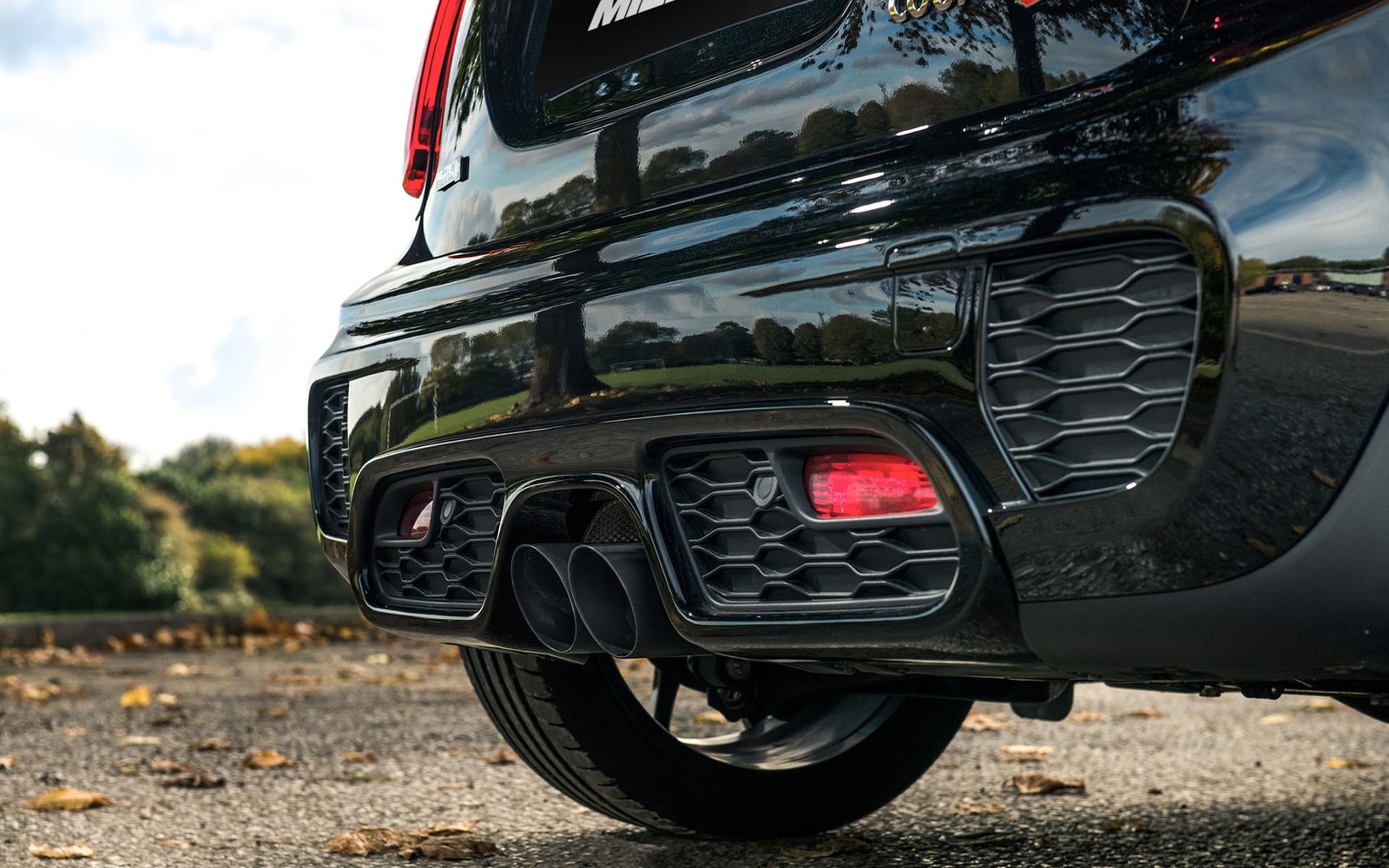 Mini Cooper S F56 (LCI solo) – con válvulas escape desde OPF/GPF con salidas GT-90 negras Cerakote