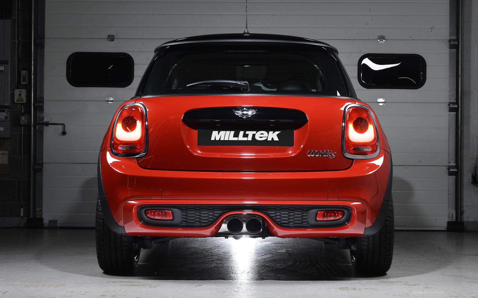 Mini Cooper S F56 – Escape cat-back resonado (sonido más discreto) con salidas negras Cerakote