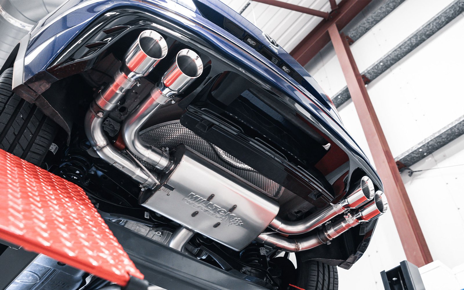 VW Tiguan R EA888.4 MQB EVO (modelos con GPF) – escape desde OPF/GPF no resonado (sonido más intenso) con salidas GT-100 pulidas – reutiliza los actuadores originales de las válvulas