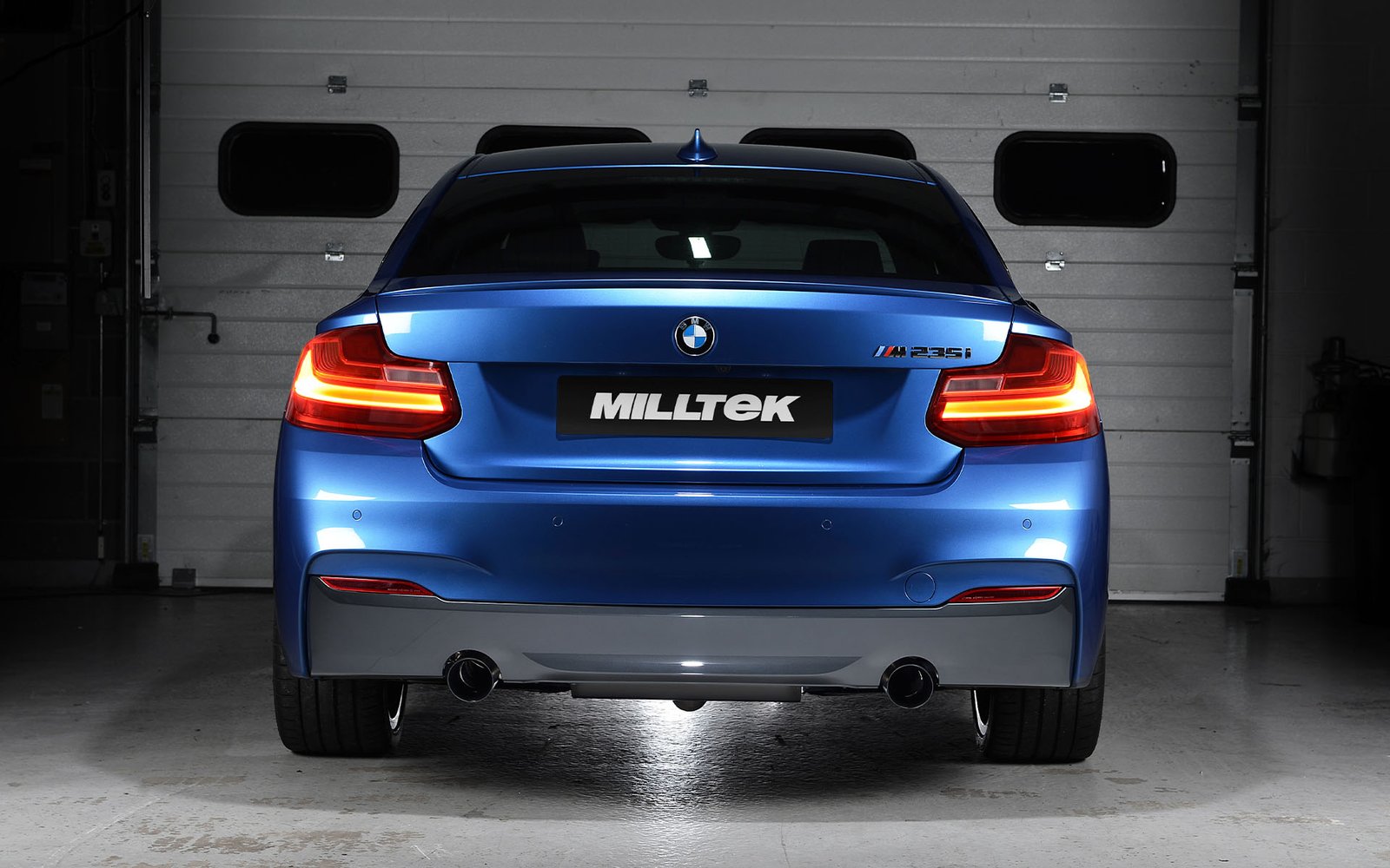 BMW Serie 2 – escape cat-back No resonado (sonido más intenso) de competición con salidas negras Cerakote