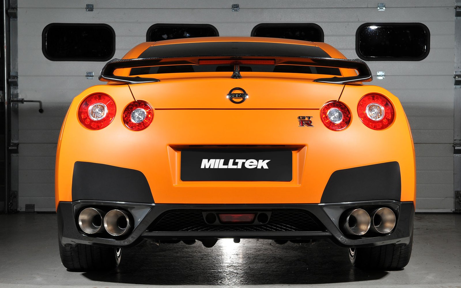 Nissan GT-R R35 – no resonado escape desde el catalizador primario sistema de escape con salidas cuádruples pulidas