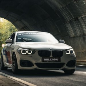 Sin válvulas (sonido más intenso) supresor del silencioso trasero con salidas GT-90 de titanio azulado – M135i pieza inferior del paragolpes