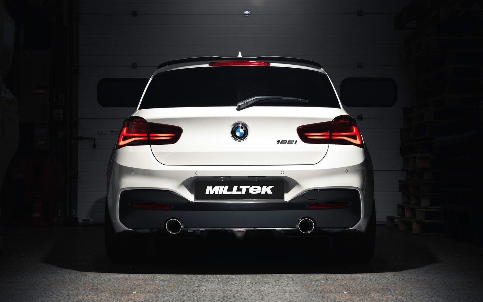 Sin válvulas (sonido más intenso) supresor del silencioso trasero con salidas GT-90 pulidas – M135i pieza inferior del paragolpes