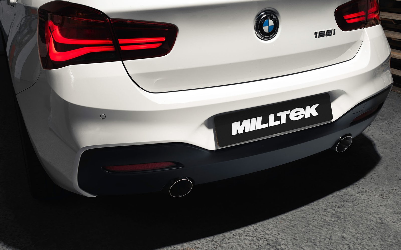 Sin válvulas (sonido más intenso) supresor del silencioso trasero con salidas GT-90 pulidas – M135i pieza inferior del paragolpes