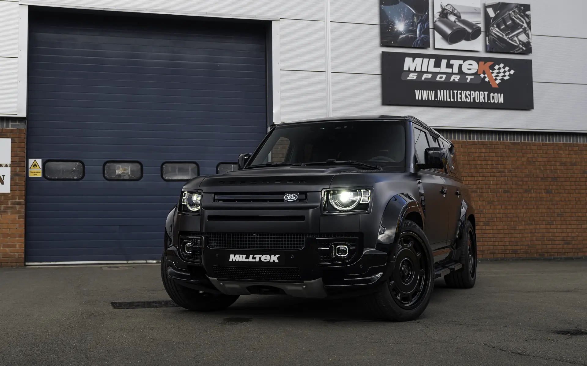 Land Rover Defender 130 2.0 I4 P300 y P400e – escape desde OPF/GPF no resonado con salidas de titanio cepillado