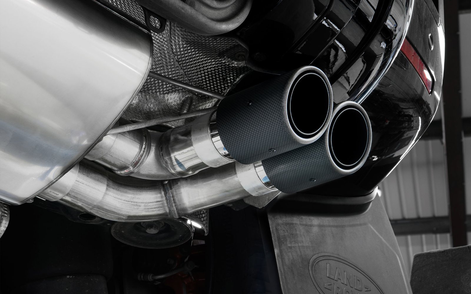 Land Rover Defender 130 2.0 I4 P300 y P400e – escape desde OPF/GPF no resonado con salidas de carbono