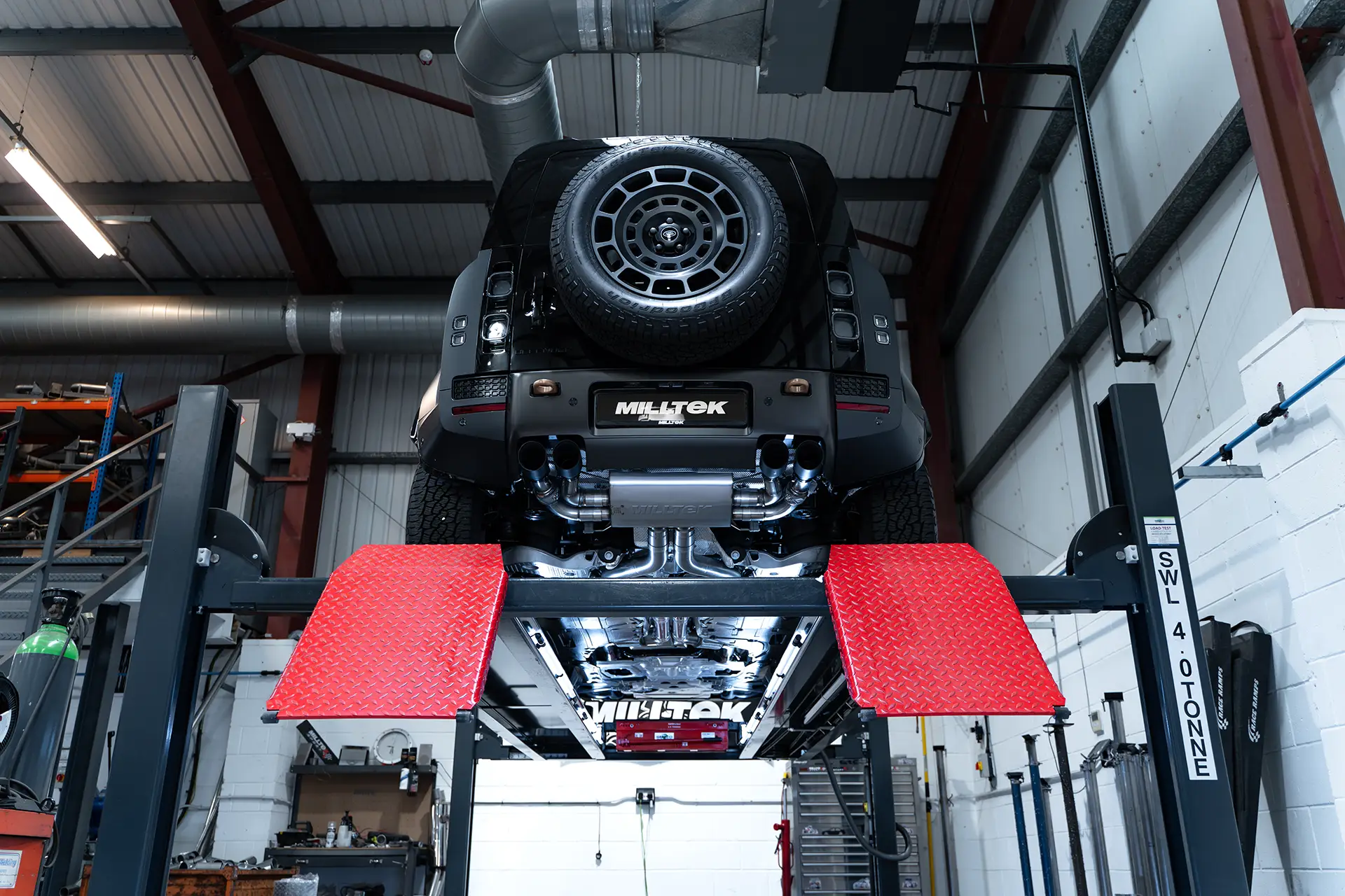Land Rover Defender OCTA 4.4 V8 – escape desde el filtro de partículas con salidas de titanio cepillado