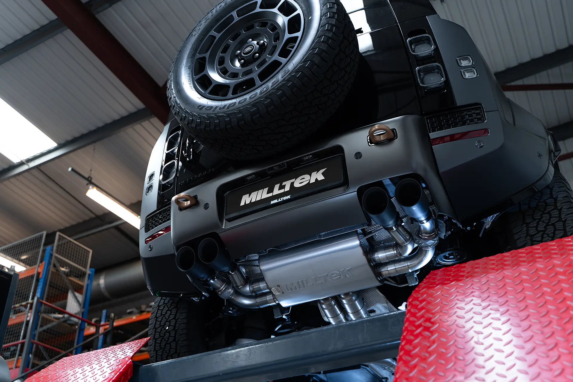 Land Rover Defender OCTA 4.4 V8 – escape desde el filtro de partículas con salidas negras Cerakote