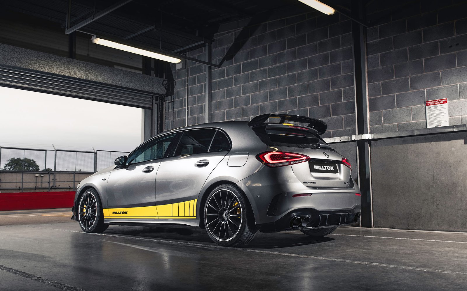 Mercedes A35 AMG W177 carrocería compacta (modelos con GPF) – cuatro salidas negras Cerakote