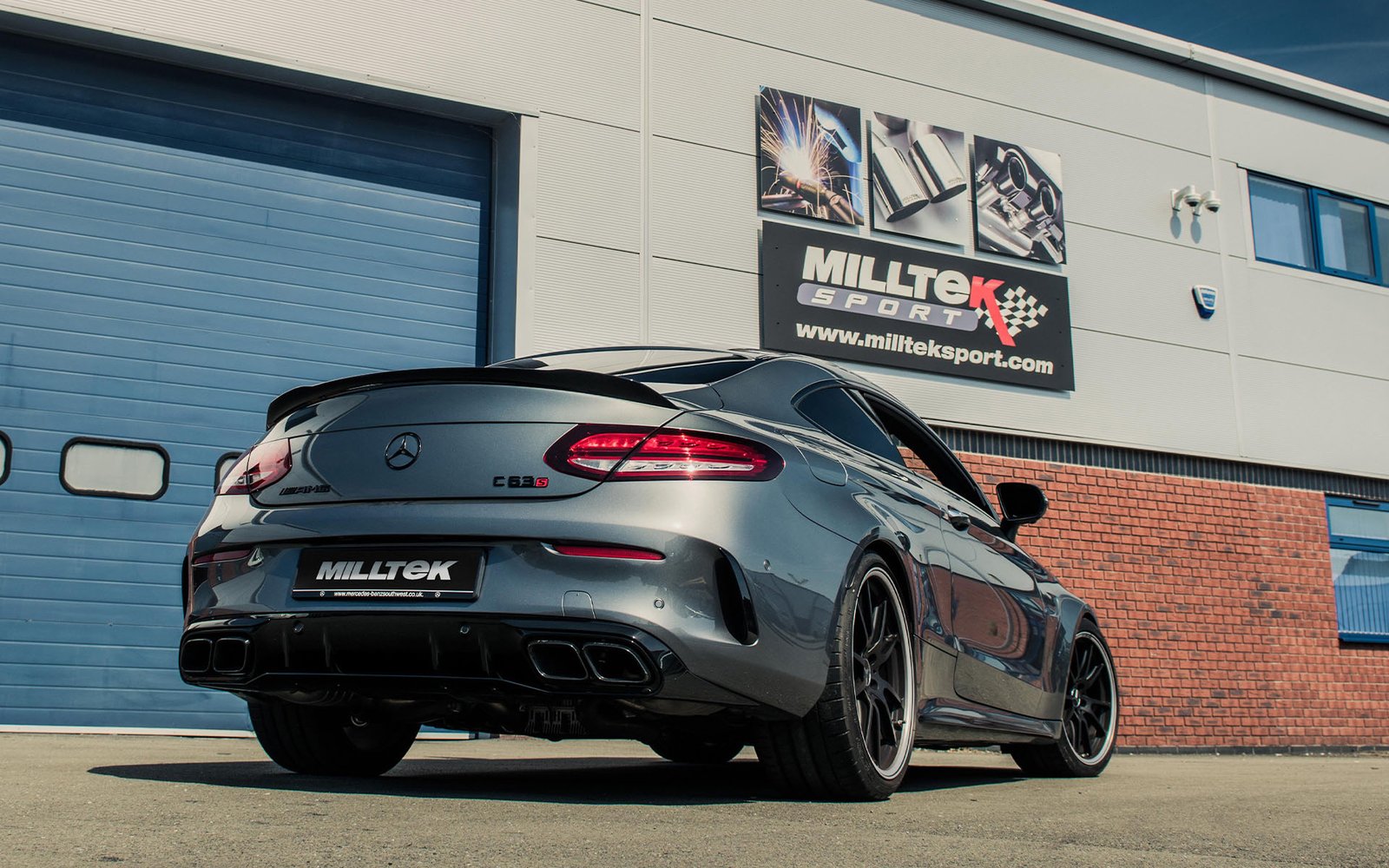 Mercedes C63/C63S W205 berlina (modelos sin GPF) – silenciosos traseros para el escape original válvula control