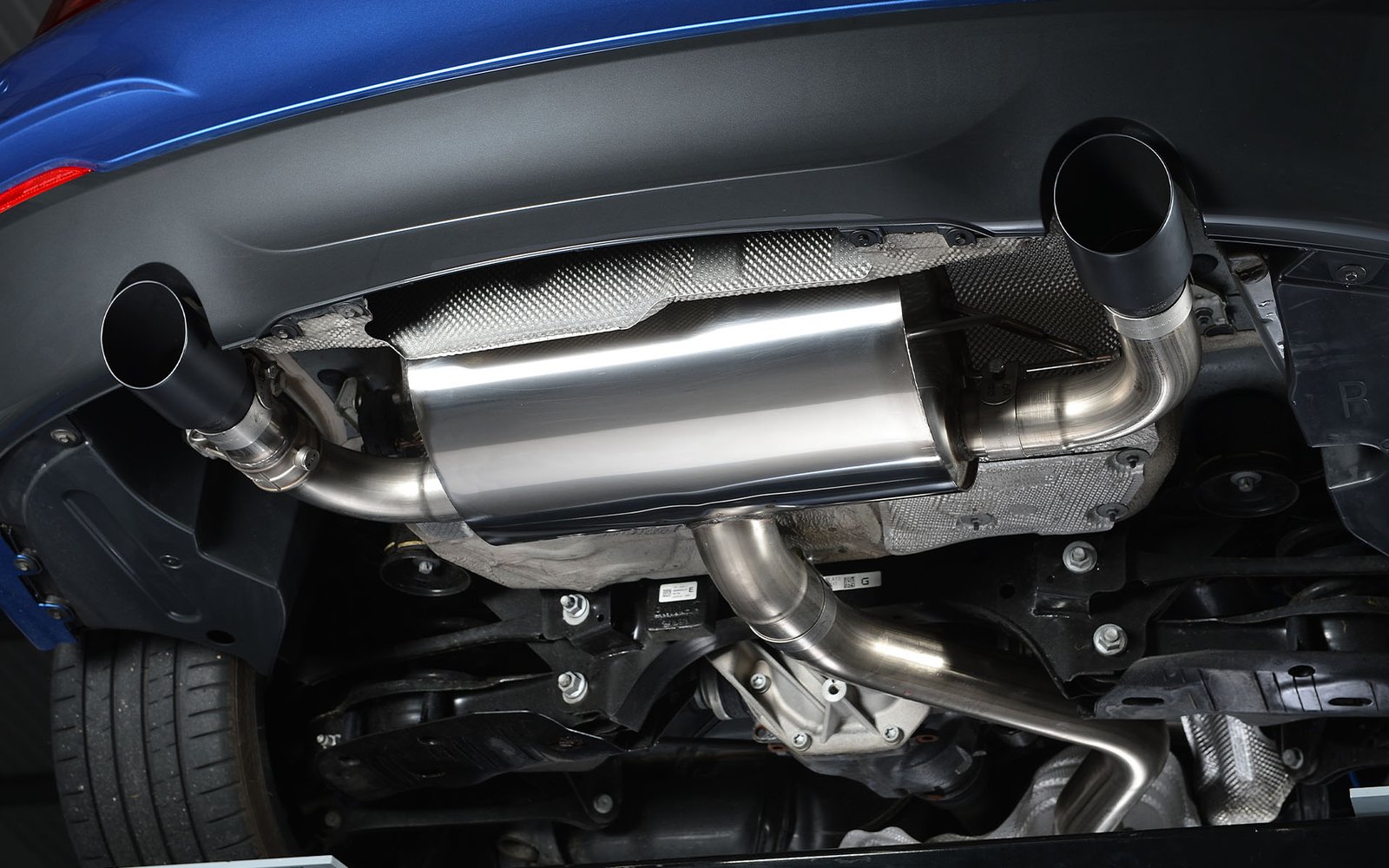 BMW Serie 2 – Escape cat-back resonado (sonido más discreto) con salidas negras Cerakote