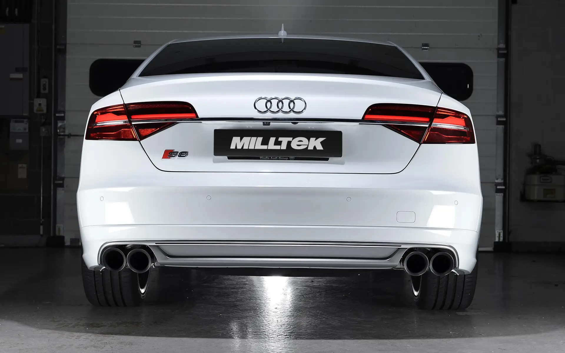 Audi S8 D4 Quattro – Escape cat-back resonado (sonido más discreto) con salidas negras Cerakote