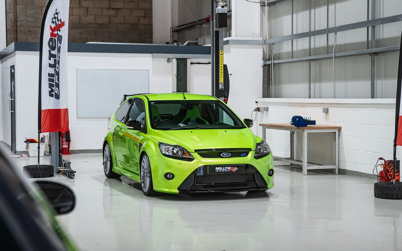 Ford Focus MK2 RS – Escape cat-back resonado (sonido más discreto) con salidas negras Cerakote