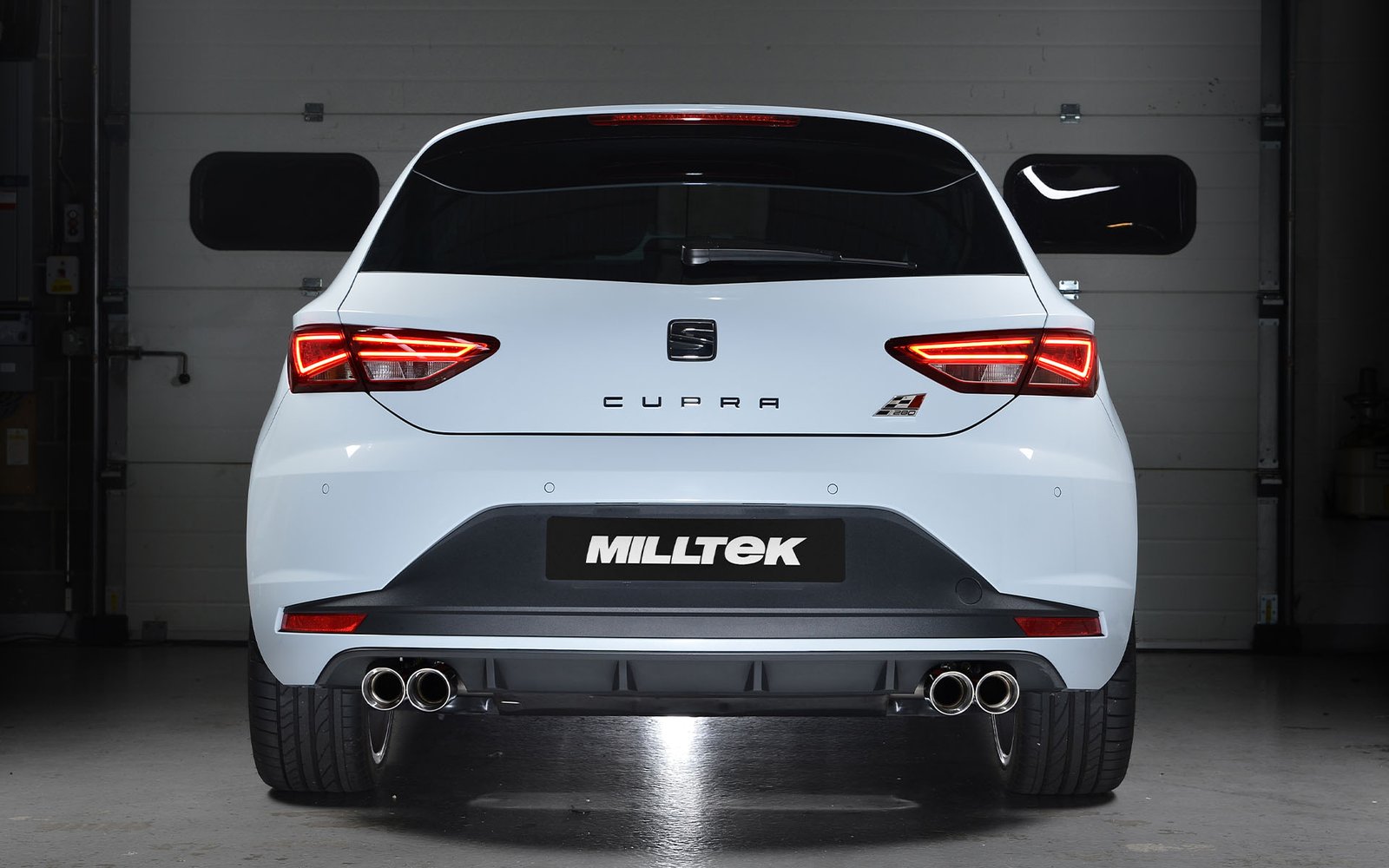 Seat Leon Cupra 280/290 (modelos sin GPF) – Escape cat-back resonado (sonido más discreto) con delantero supresor de silencioso y salidas cuádruples pulidas redondas