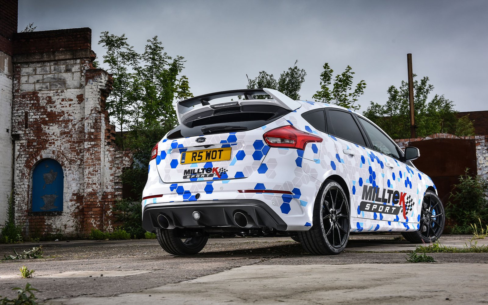 Ford Focus MK3 RS – Escape cat-back resonado (sonido más discreto) con salidas GT-115 pulidas