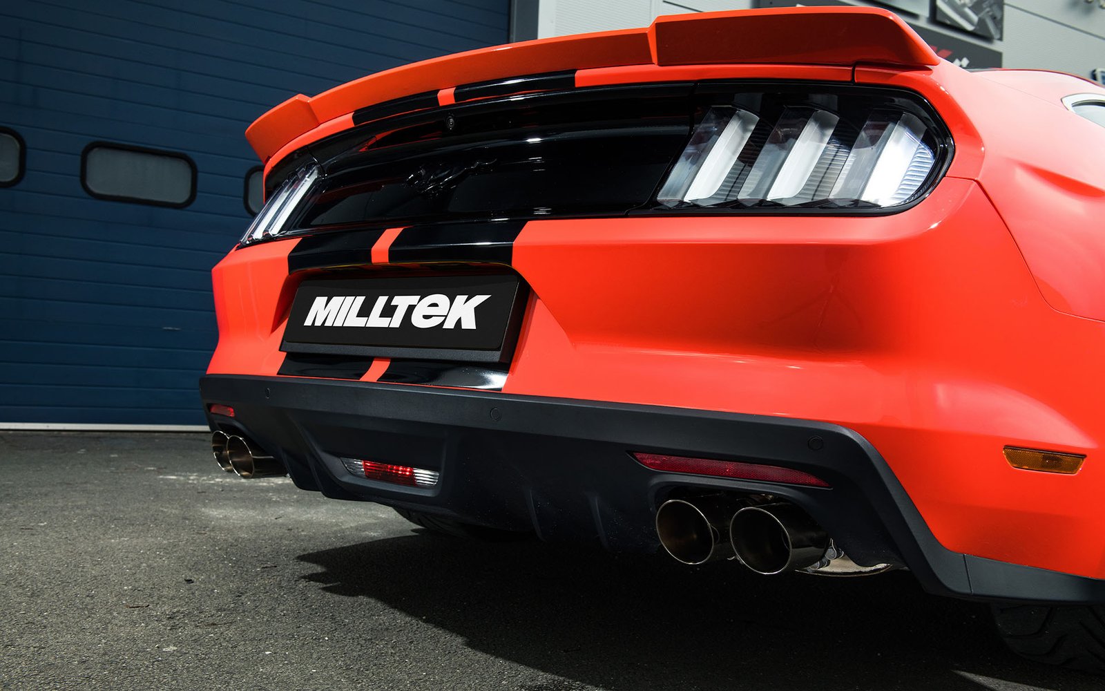 Ford Mustang 5.0 V8 GT (Fastback) – Escape cat-back resonado (sonido más discreto) con salidas cuádruples GT-90 pulidas (para Roush pieza inferior del paragolpes)