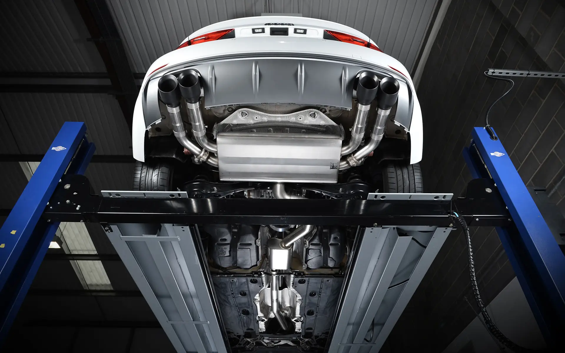 Audi S3 8V/V.2 – Escape cat-back resonado (sonido más discreto) con salidas cuádruples redondas negras Cerakote