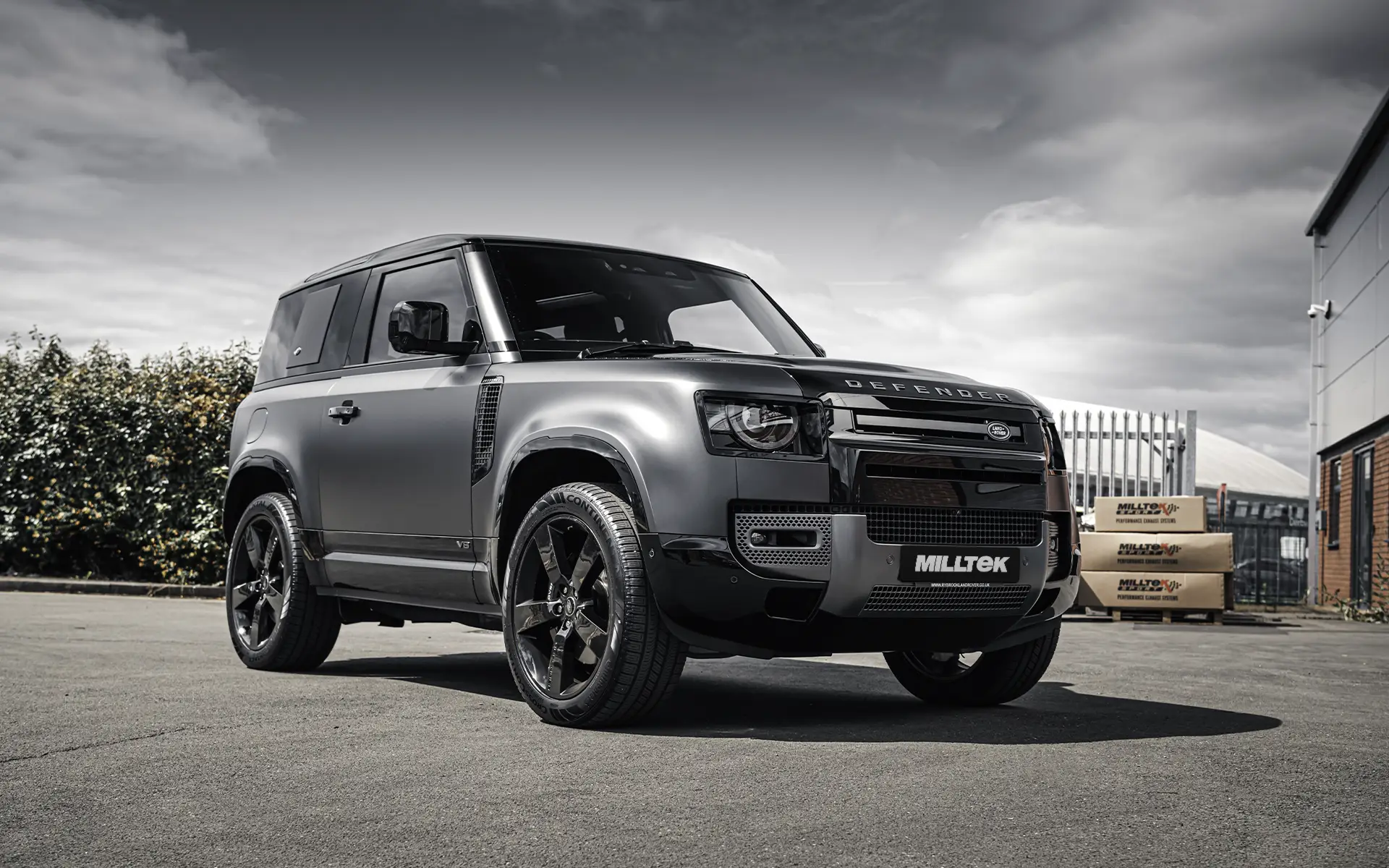 Land Rover Defender 90 5.0 V8 (modelos con GPF) – escape desde OPF/GPF resonado (sonido más discreto) con válvulas con salidas cuádruples GT-90 pulidas