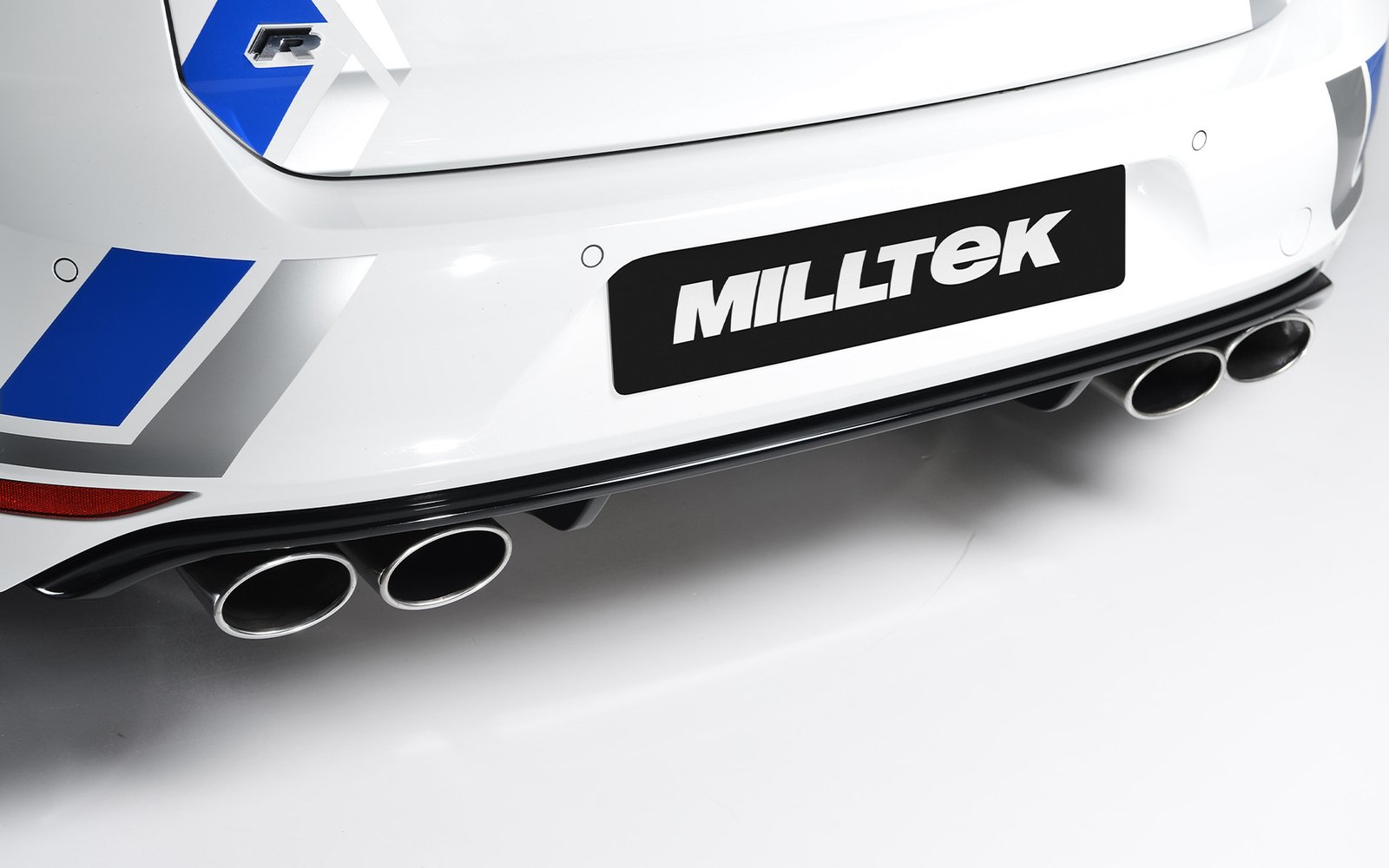 VW Golf R MK7 2.0 TSI (76.2 mm sistemas) – resonado competición (sonido más discreto) escape cat-back con salidas ovaladas pulidas