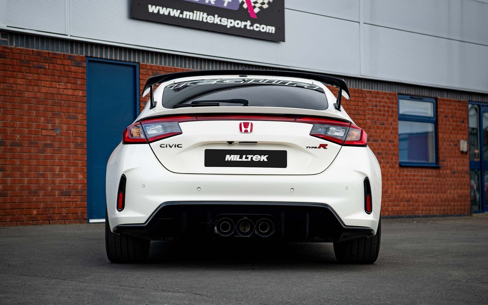Honda Civic FL5 Type R – resonado con válvulas cat-back con salidas negras Cerakote