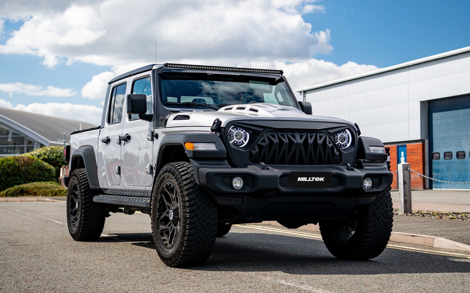 Jeep Gladiator 3.6 V6 – escape cat-back con salida lateral con salidas GT-115 de titanio cepillado