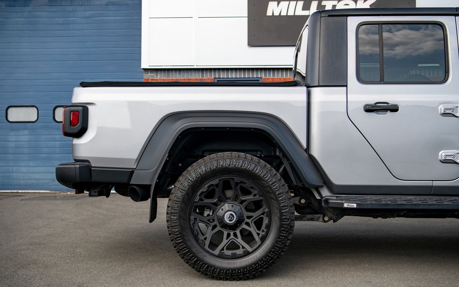 Jeep Gladiator 3.6 V6 – escape cat-back con salida lateral con salidas GT-115 negras Cerakote