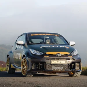 Toyota GR Yaris (Gen 2) – escape desde OPF/GPF no resonado (sonido más intenso) con salidas de titanio cepillado