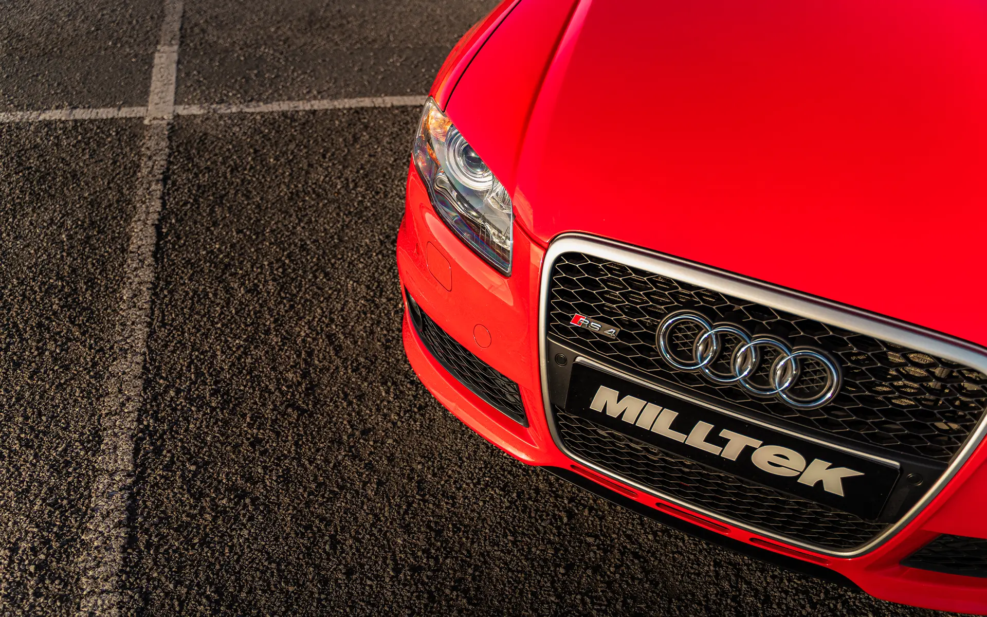 Audi RS4 B7 – V2 con válvulas cat-back con activo H tubo y salidas de titanio azulado ovaladas