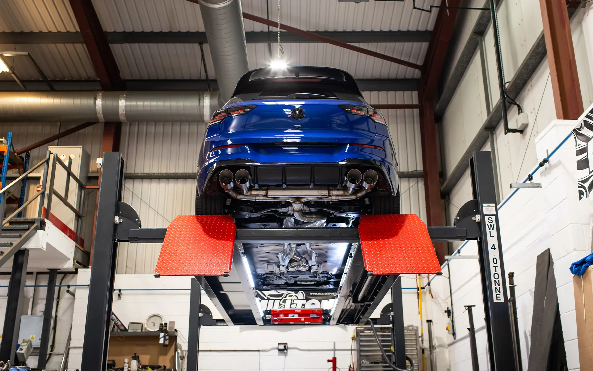 VW Golf R MK8/MK8.5 – 80 mm sistema con salidas de titanio cepillado (sistema de competición – máxima intensidad de sonido)