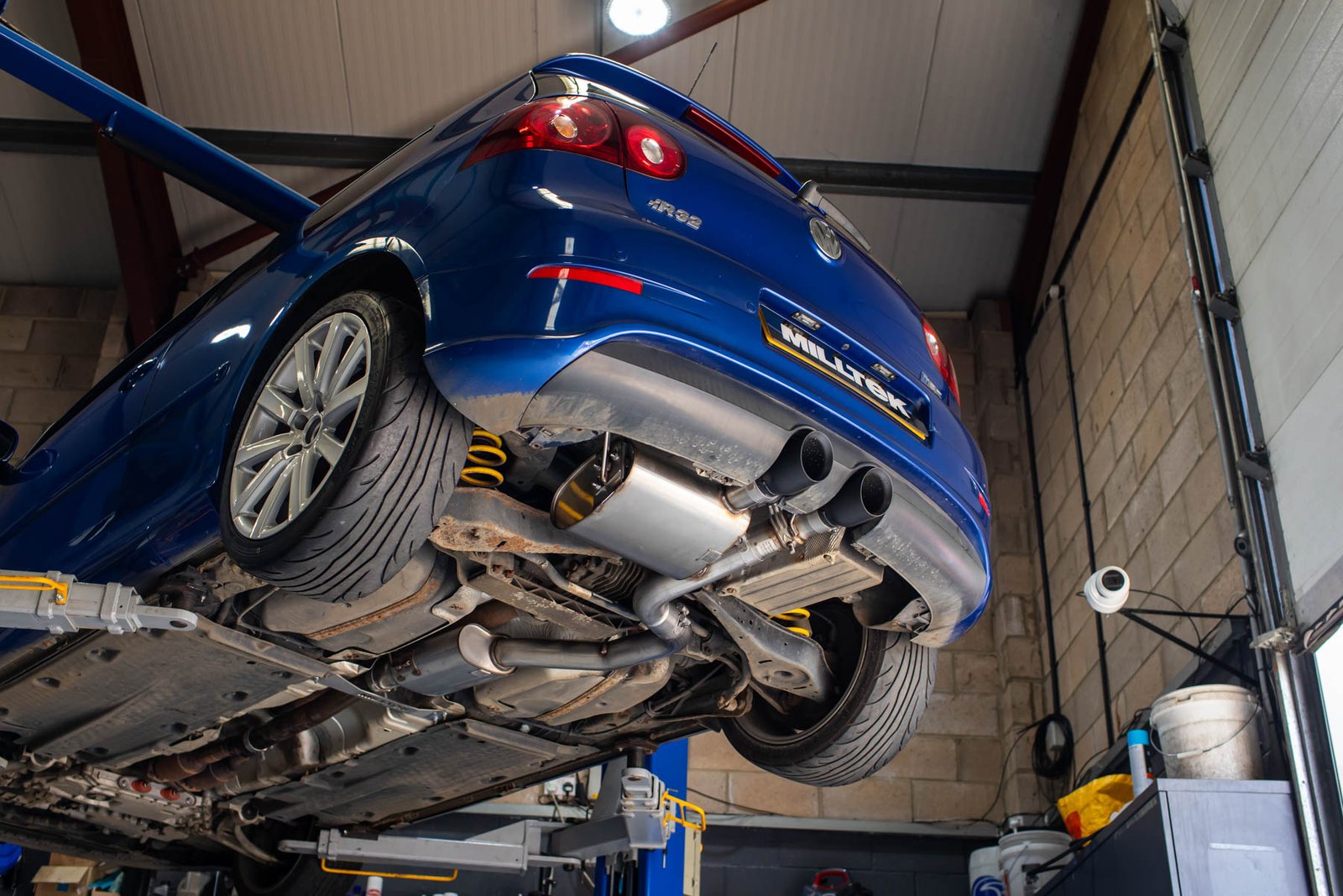 VW Golf MK5 R32 3.2 V6 – V2 3″ con válvulas sistema con salidas negras Cerakote