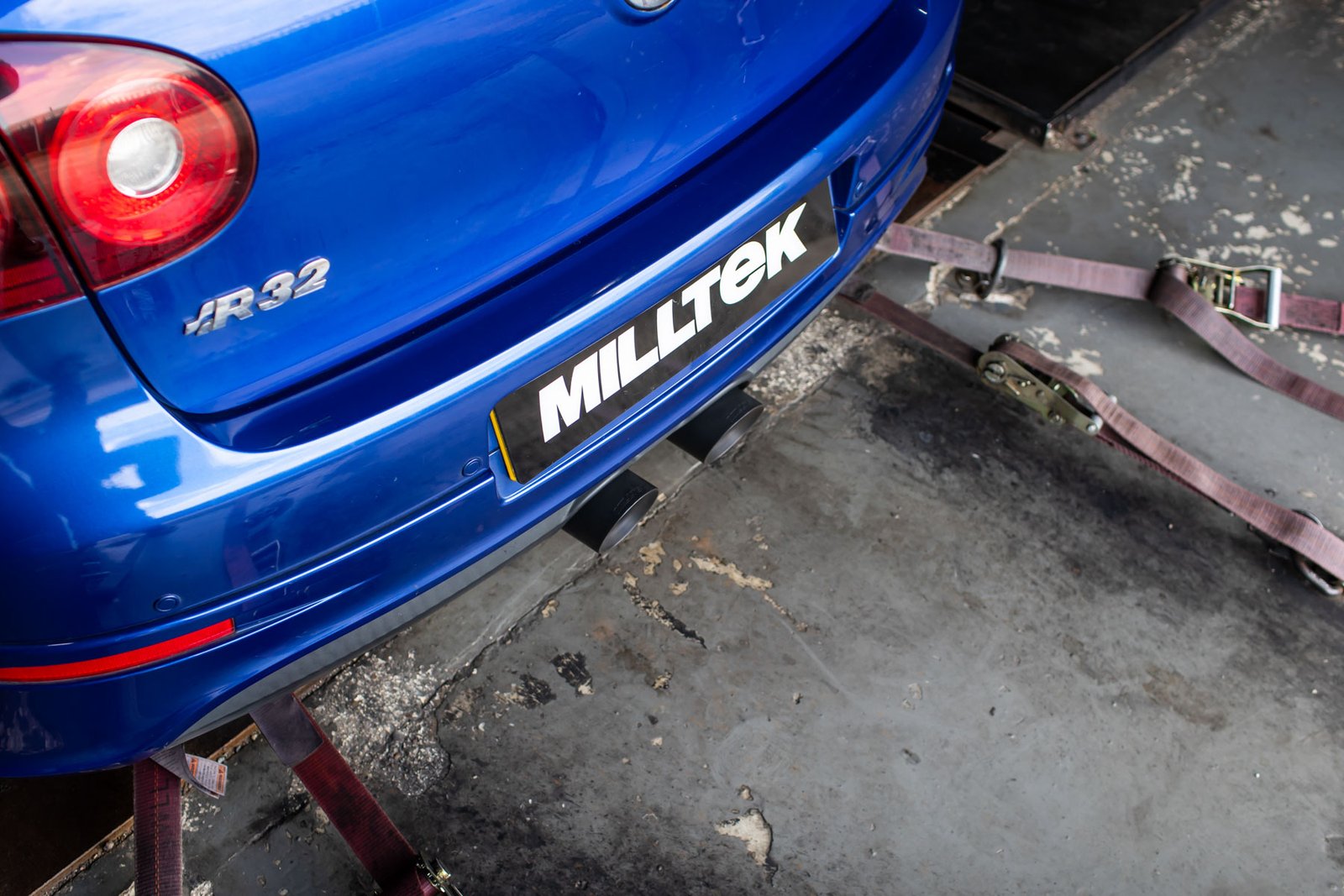 VW Golf MK5 R32 3.2 V6 – V2 3″ con válvulas sistema con salidas negras Cerakote