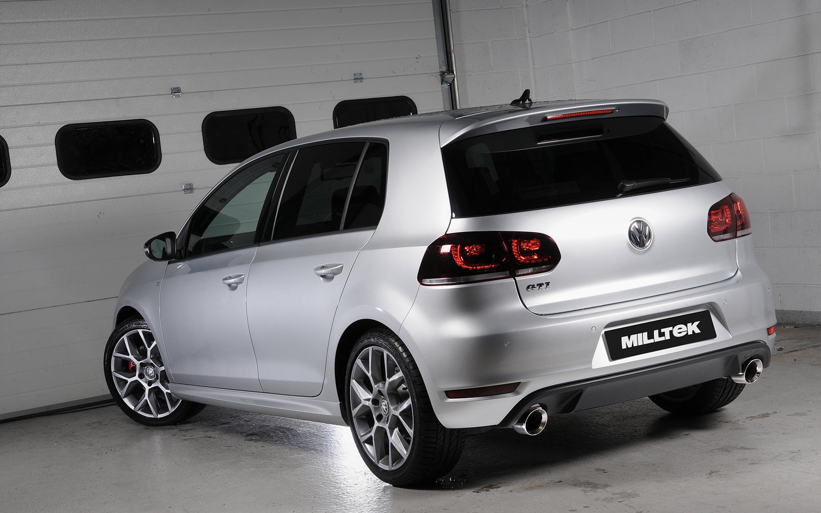 VW Golf Mk6 GTi Edition 35 – escape turbo-back resonado (sonido más discreto) con catalizador deportivo de alto flujo y salidas pulidas