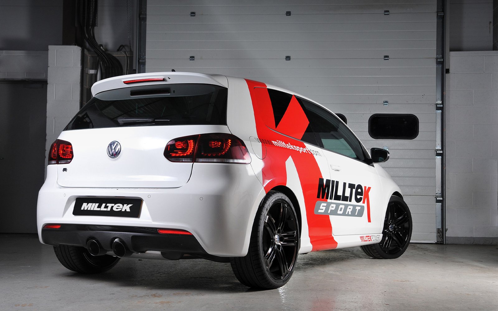 VW Golf R Mk6 – Escape cat-back no resonado (sonido más intenso) con salidas negras Cerakote