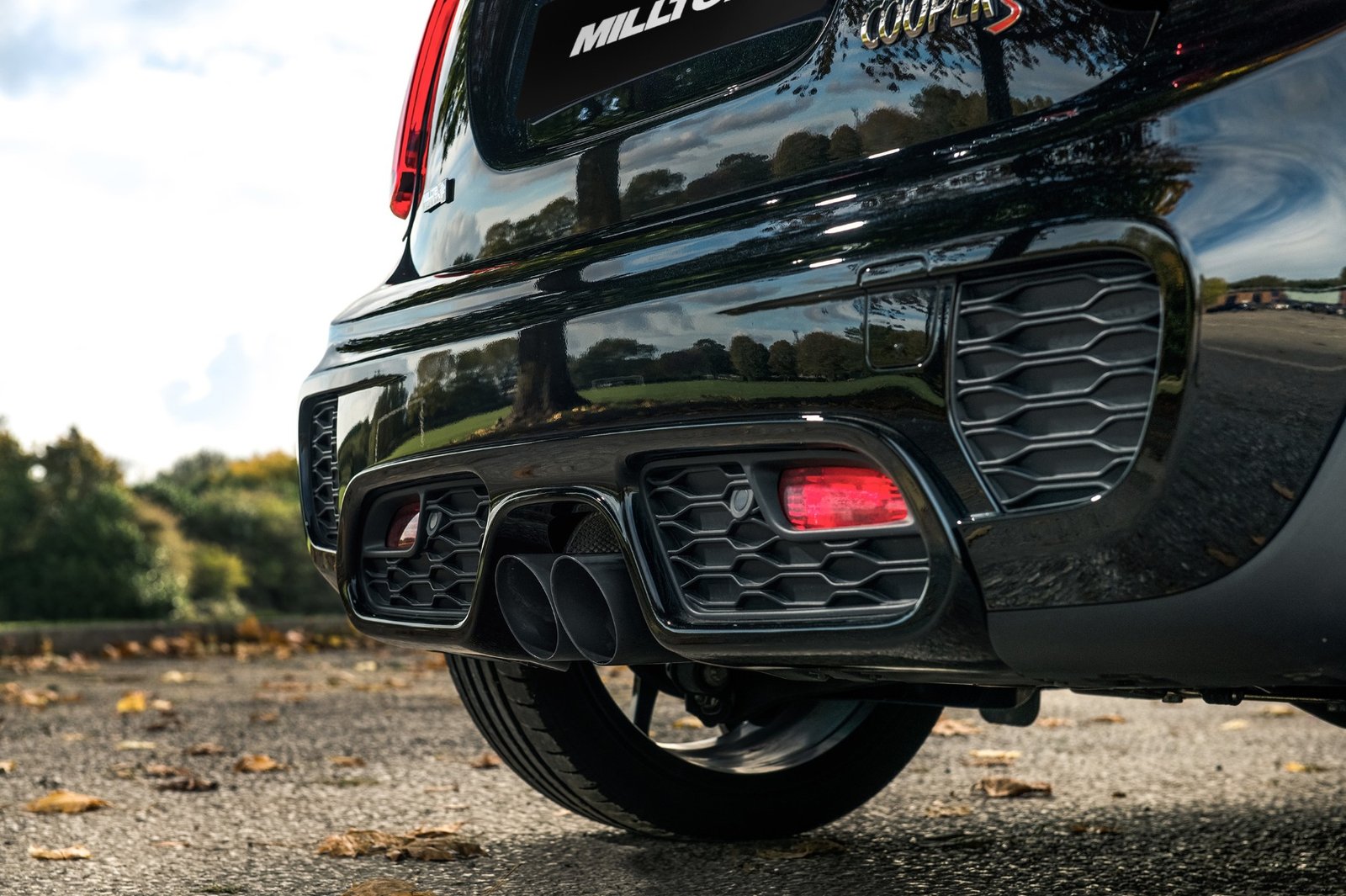 Mini Cooper S F56 (LCI solo) – escape desde GPF con salidas negras Cerakote
