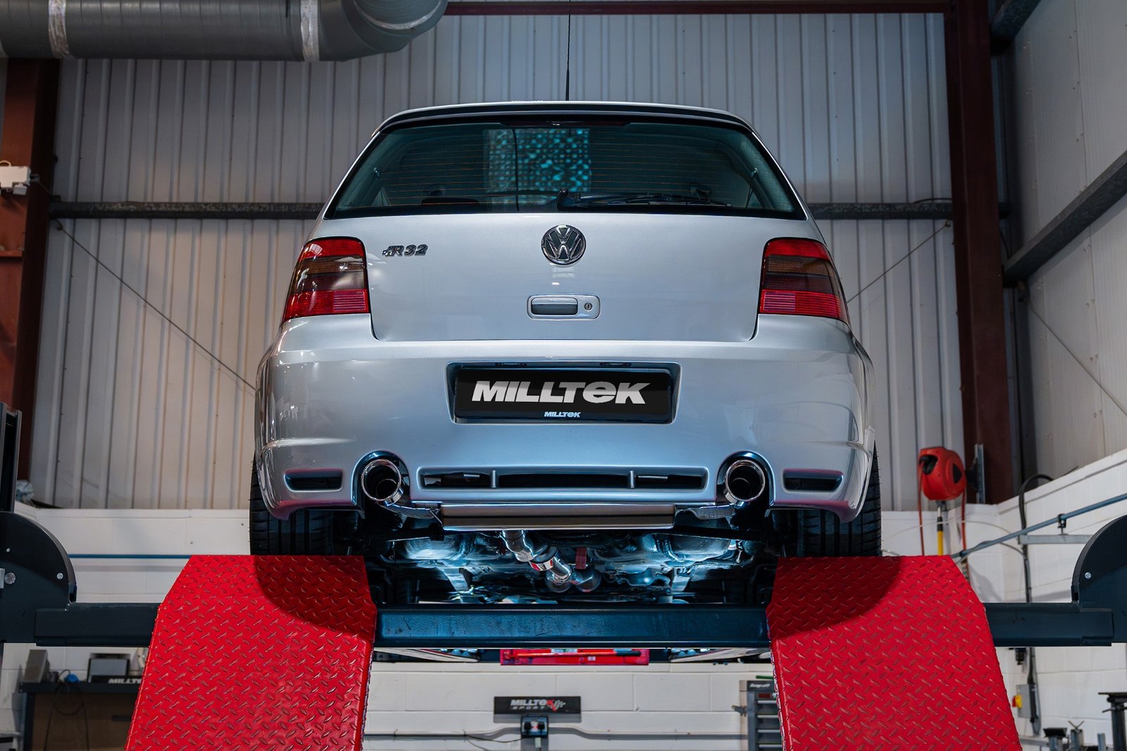 VW Golf MK4 R32 – V2 no resonado (máxima intensidad de sonido) escape cat-back con borde enrollado hacia dentro salidas